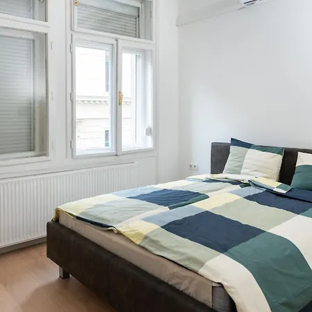 Brhomes Synagogue Apartment Budapest